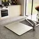 Küchenarmatur von Ideal Standard mit modernem Design, verchromtem Finish und herausziehbarem Auslauf, integriert in eine helle Küche mit grauem Arbeitsbereich.